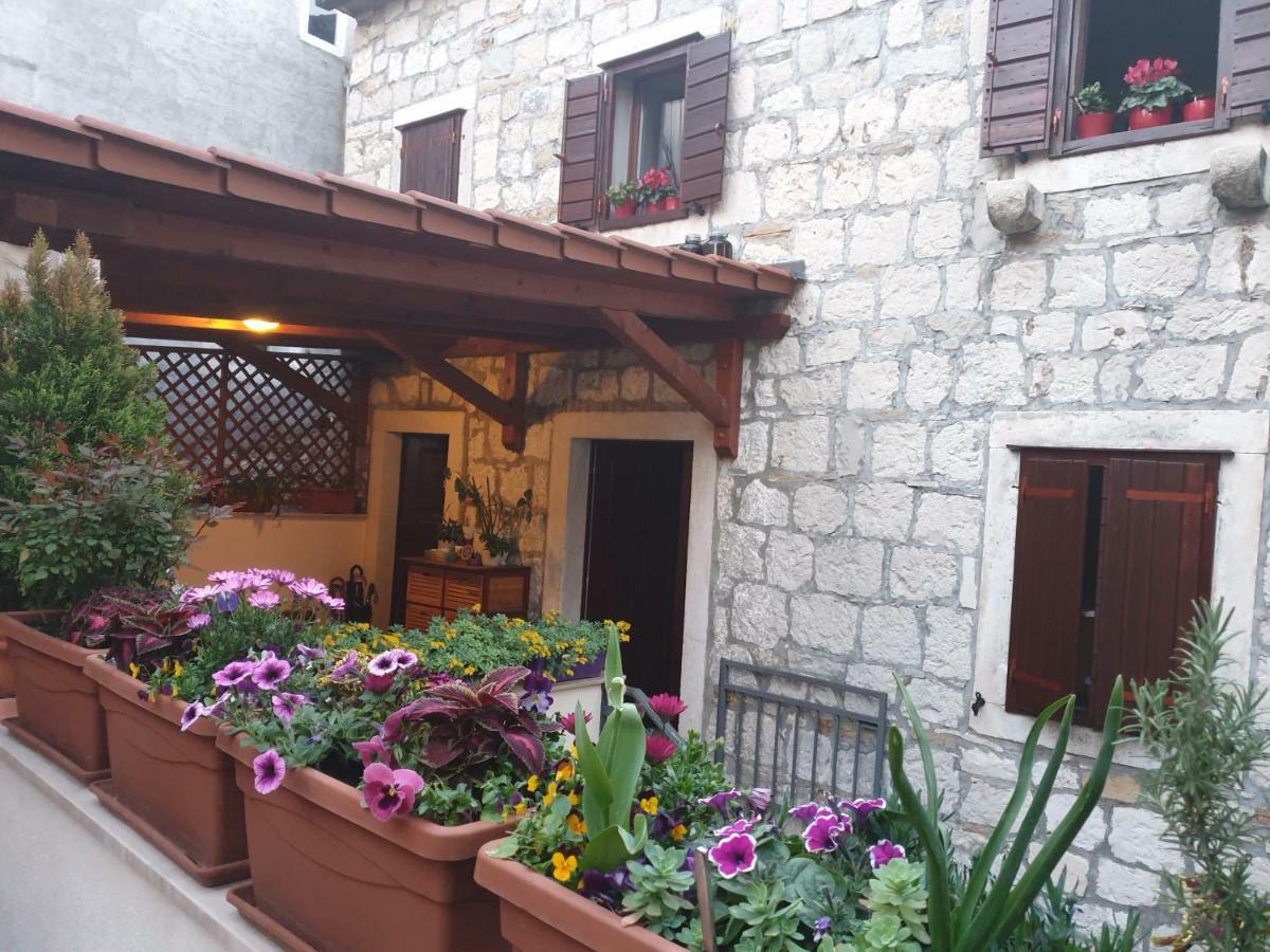 Apartments And Rooms Villa Lina Split Bagian luar foto