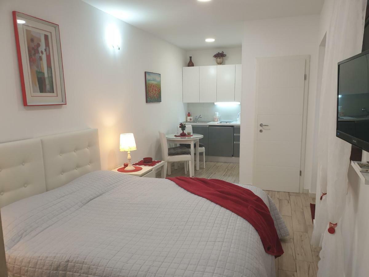 Apartments And Rooms Villa Lina Split Bagian luar foto